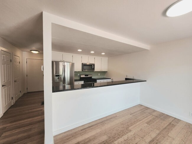 Building Photo - Spacious & bright 3 bedroom 2 bath home in...