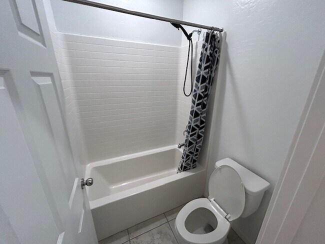 Building Photo - 3 bedroom townhome in Henderston gated community