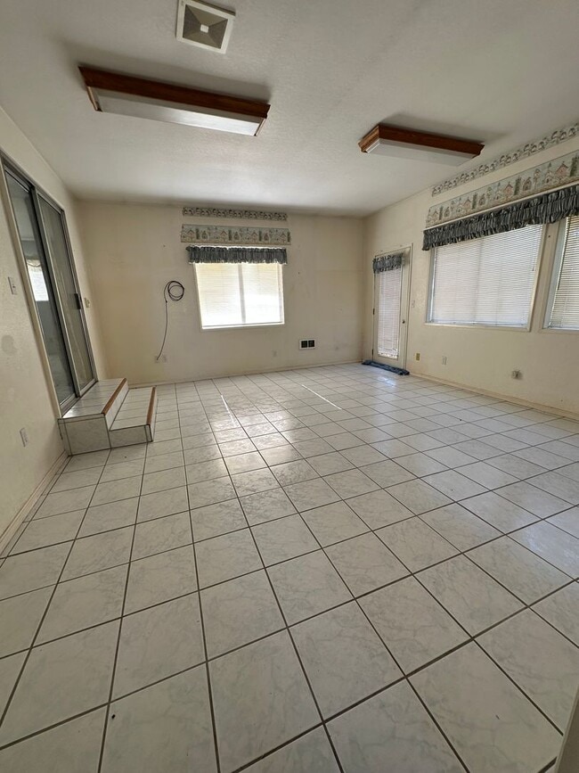 Building Photo - 5842 Henley Rd