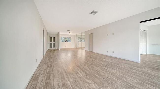 Building Photo - 7880 Palm Aire Ln