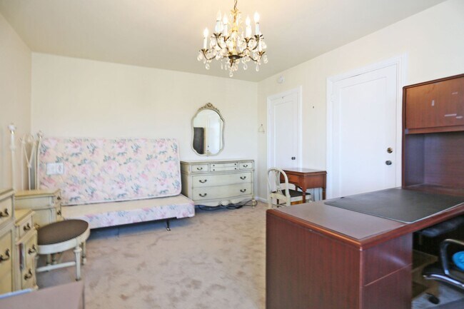 Building Photo - Two-story, 3BR/2.5BA Single family home including Lower-Level Suite with Bath & Kitchenette in Gl...