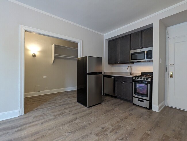 Building Photo - 3335 W Diversey Ave
