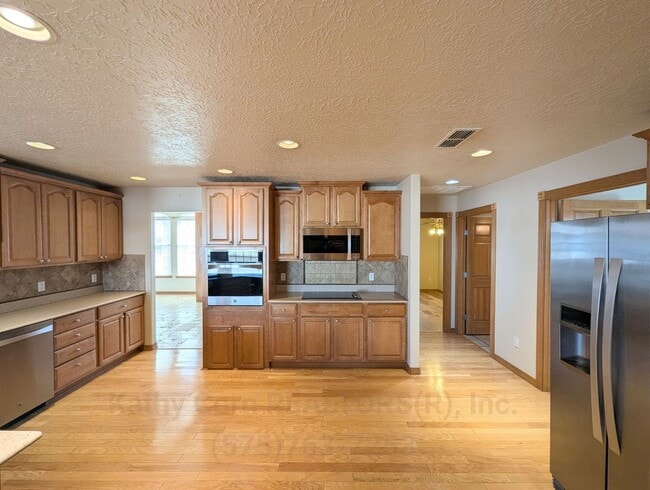 Building Photo - Luxurious Relaxation in Raintree