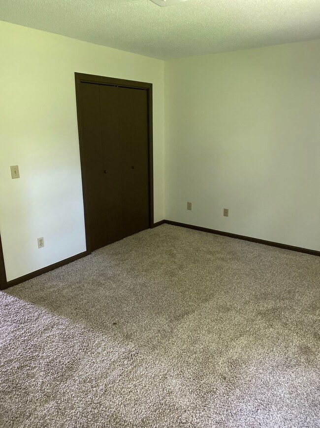 Building Photo - Newly Upgraded Townhouse