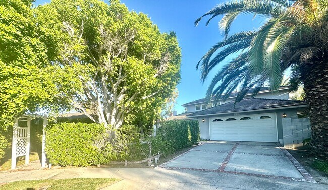 Building Photo - Elegant 4 bedroom, 3 bath large home locat...