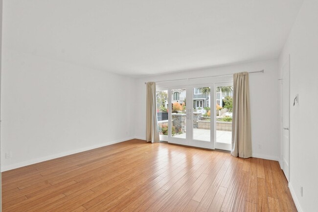Building Photo - Coastal Living in the Heart of Corona del Mar