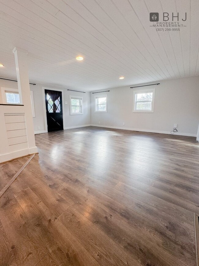 Building Photo - DOG FRIENDLY, 3 BED/ 1.5 BATH SINGLE FAMIL...