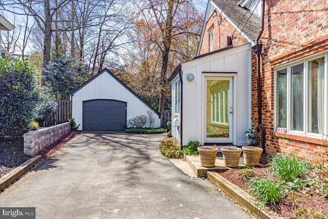 Building Photo - 4838 Drummond Ave