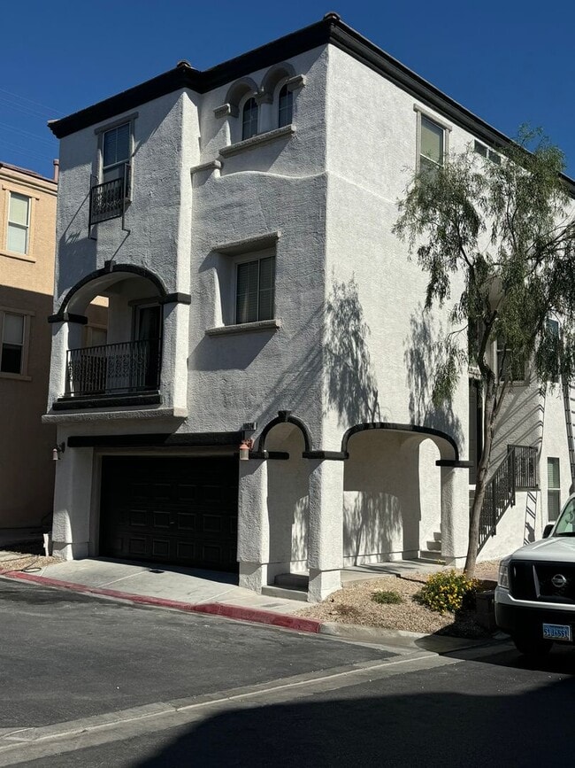Building Photo - Spacious Tri-Level Home with 4 Bedrooms & ...