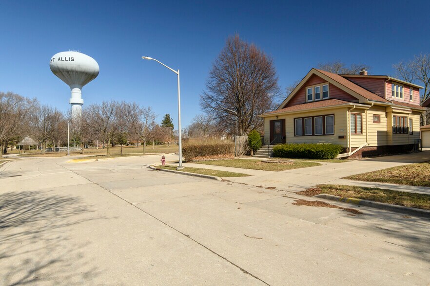 Building Photo - 2028 S 85th St