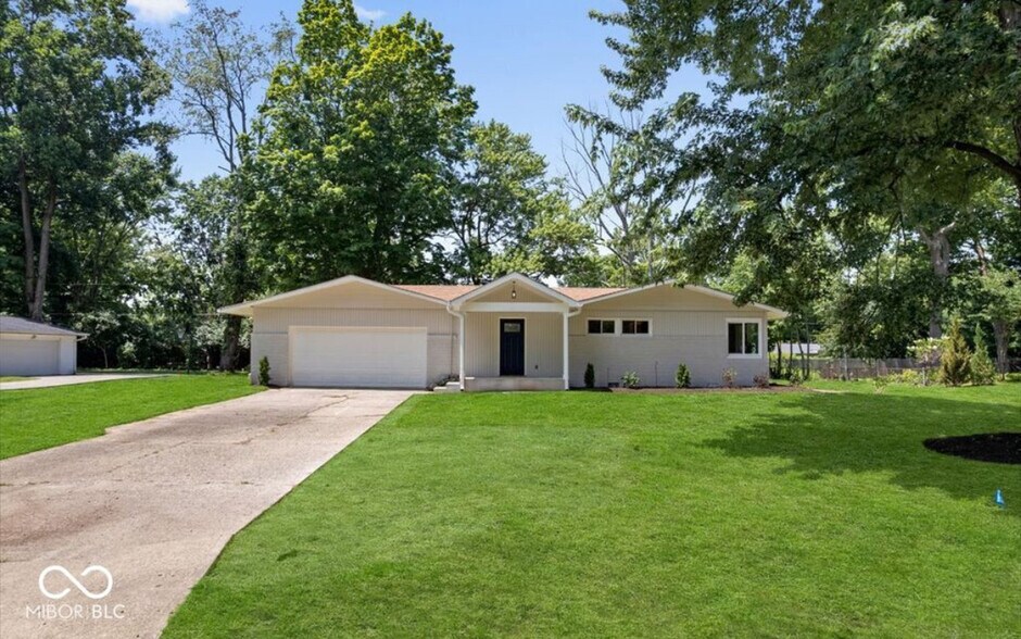 Lard yard with mature trees - 6326 Forest View Dr