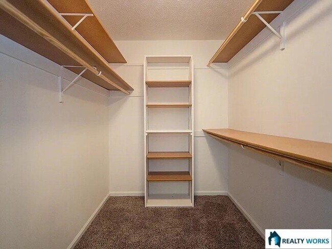 Building Photo - Spacious 4 Bed, 3 Bath Townhome with finished Basement