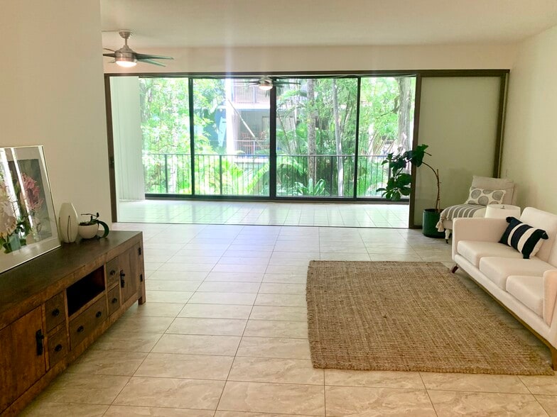 Spacious Living Area - 4999 Kahala Ave