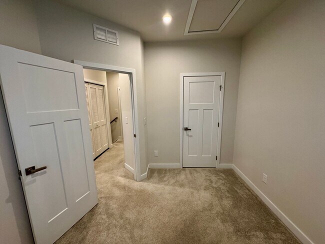 Building Photo - Modern Townhome in Stone Creek Townhomes