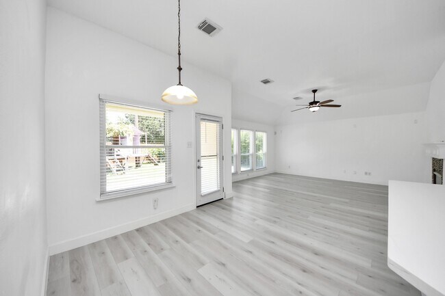 Building Photo - 10850 White Oak Point Ct