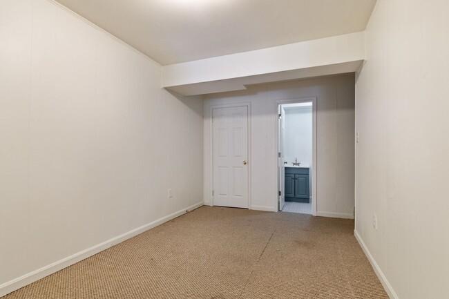 Building Photo - Really Cool, Spacious 3br Townhome with De...