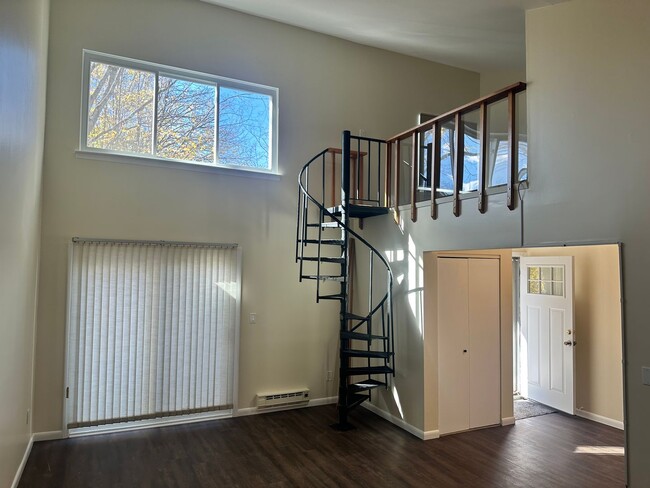 Building Photo - Bedford Hills Condo Beauty