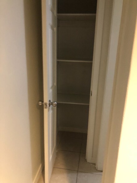 Building Photo - 10202 N 9th Ave