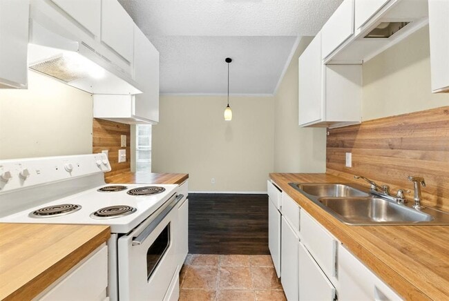 Building Photo - 2600 Brickford Cove
