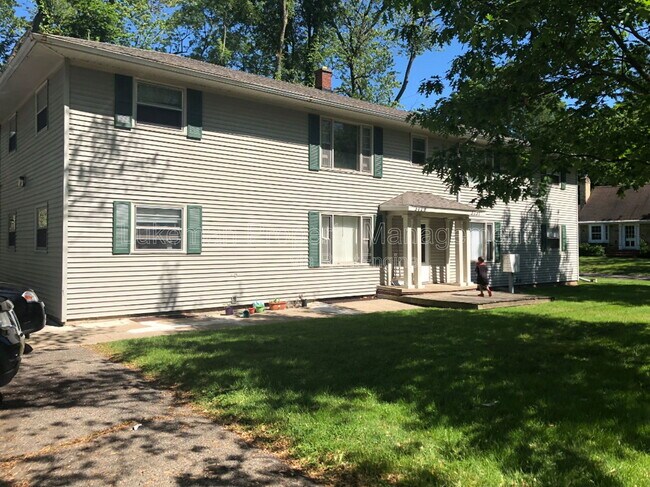 Building Photo - 3729-3731 Oakland Dr