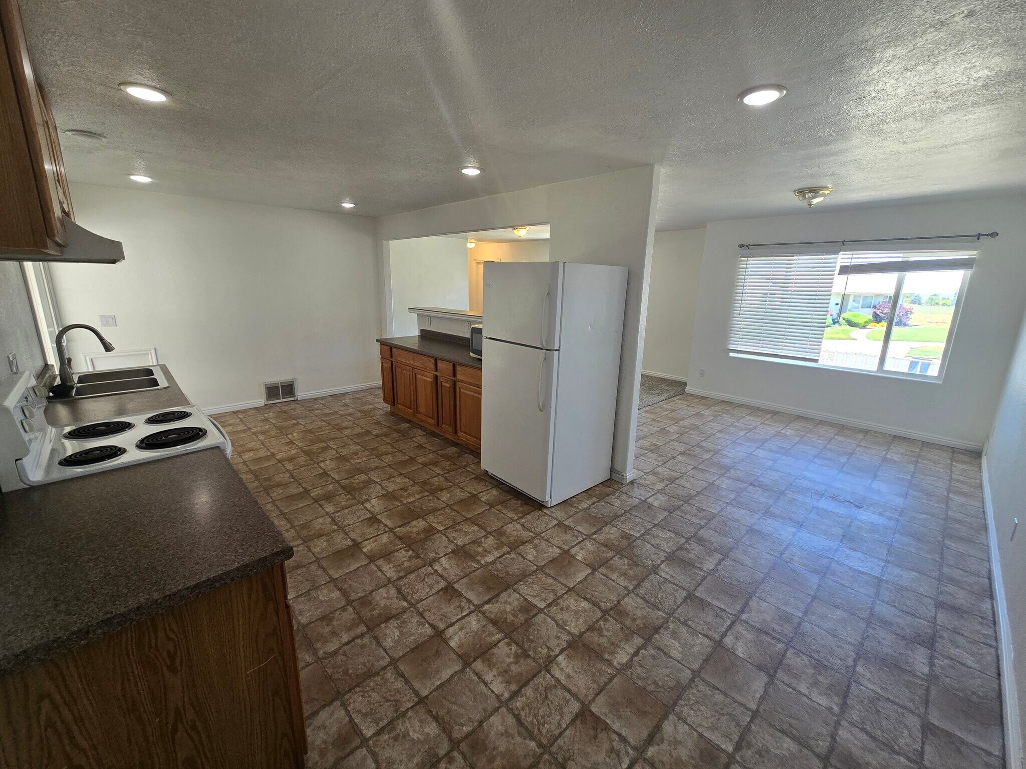 Building Photo - 509 W 200 S