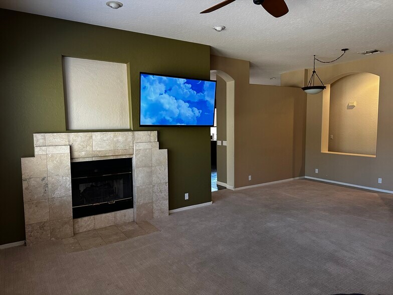 Building Photo - 1620 W Nighthawk Way