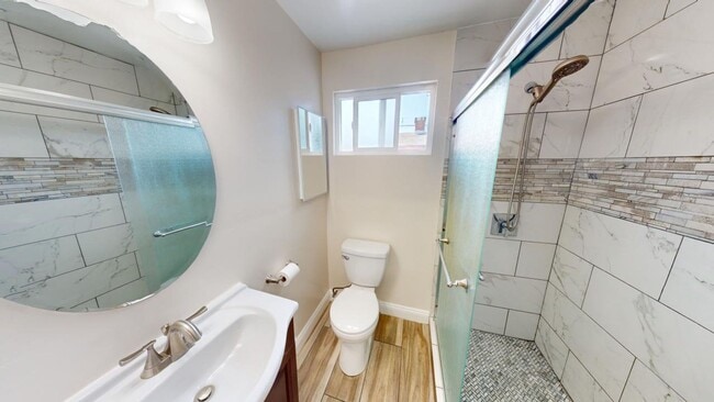 Building Photo - Charming 2 bed, 1.5 bath home with views of Downtown!