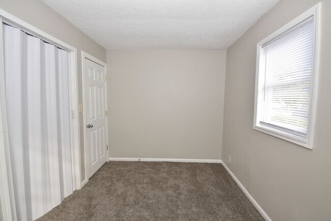 Building Photo - Mishawaka South-side 3 bedroom with a fenc...