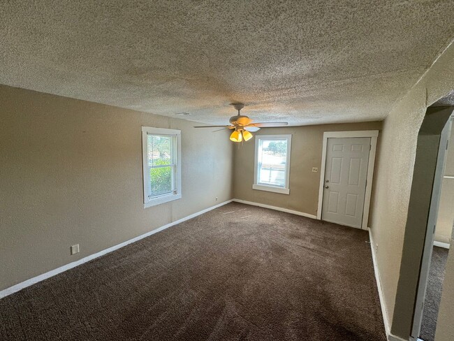 Building Photo - $875 - 3 bedroom/ 1.5 bathroom - Single Fa...