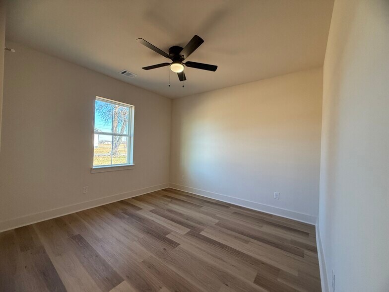 Building Photo - 106 Kirkland St