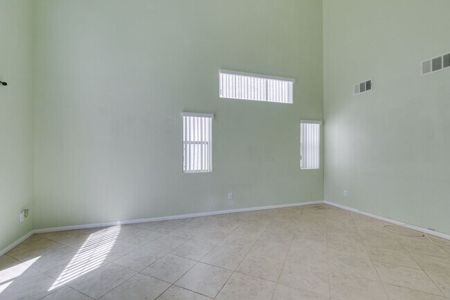 Building Photo - GORGEOUS OPEN FLOORPLAN*GATED COMMUNITY*CO...