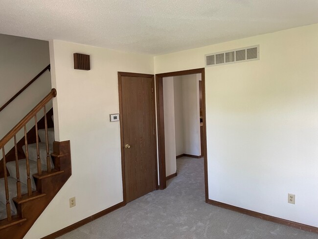Building Photo - 674 Dussel Dr