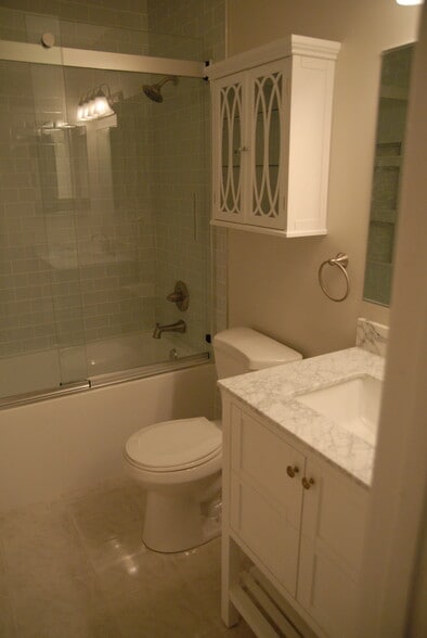 Building Photo - 2438 Glengyle Dr
