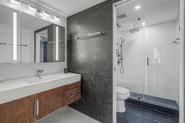 Building Photo - 2301 Collins Ave