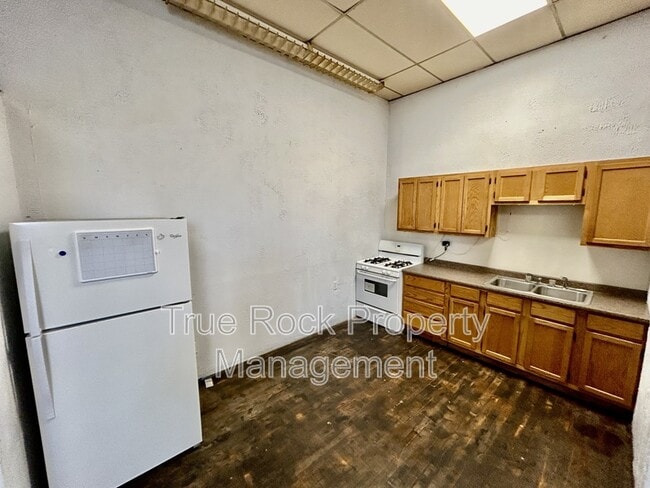 Building Photo - 208 E Main St
