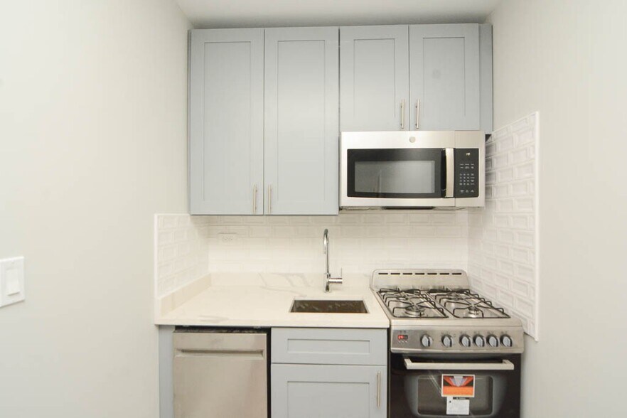 Building Photo - 510 W Belmont Ave