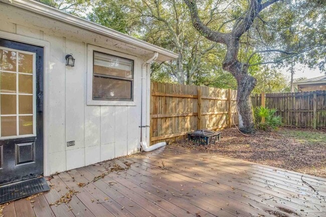 Building Photo - 207 McClure Dr