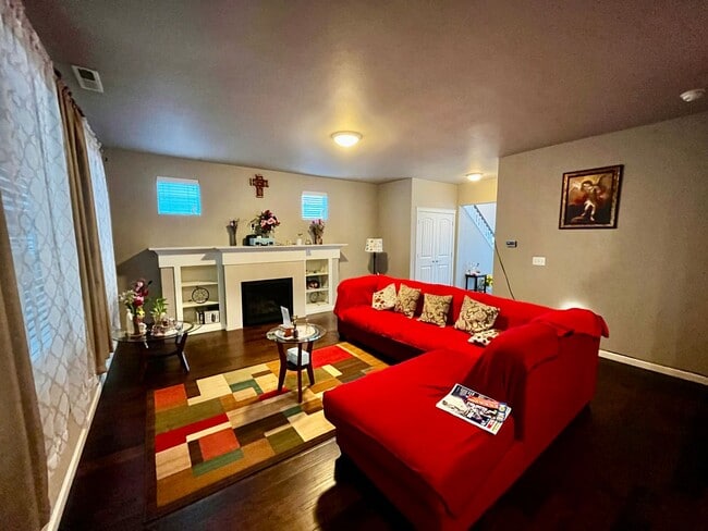 Building Photo - Large 4bed/3bath Home