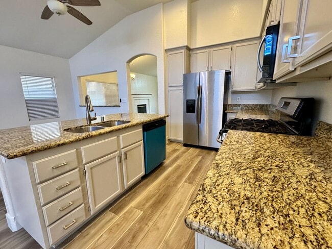 Building Photo - Gorgeous single story home!!