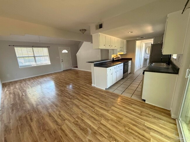 Building Photo - 6910 Heather Oaks Dr