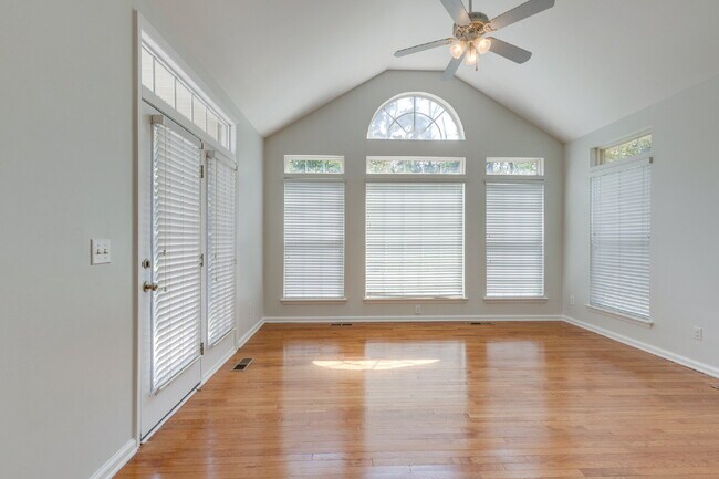 Building Photo - Luxury, Location, and Lifestyle on Rolling...