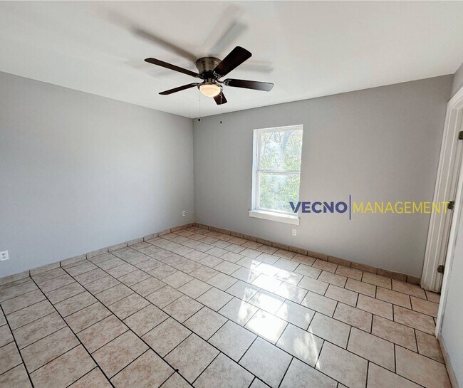 Building Photo - 302 Cooper St