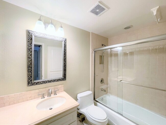 Building Photo - BEACH FRONT CONDO - Panoramic Ocean Views!