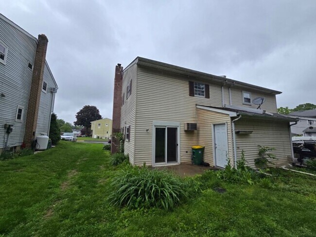 Building Photo - 170 Roberts St