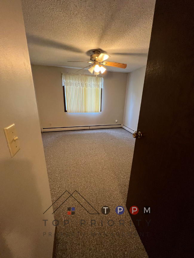 Building Photo - 1 Bedroom | 1 Bathroom Unit in Charles Cit...