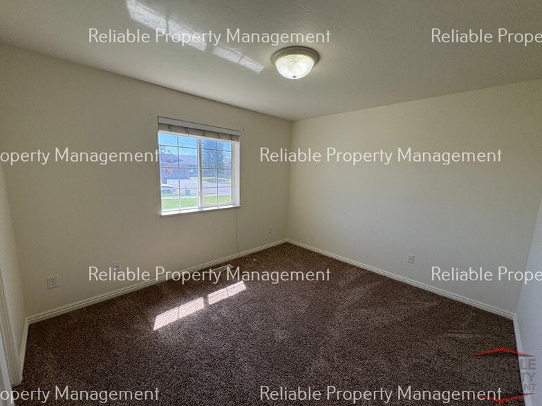 Building Photo - 1150 Kingswood Cir