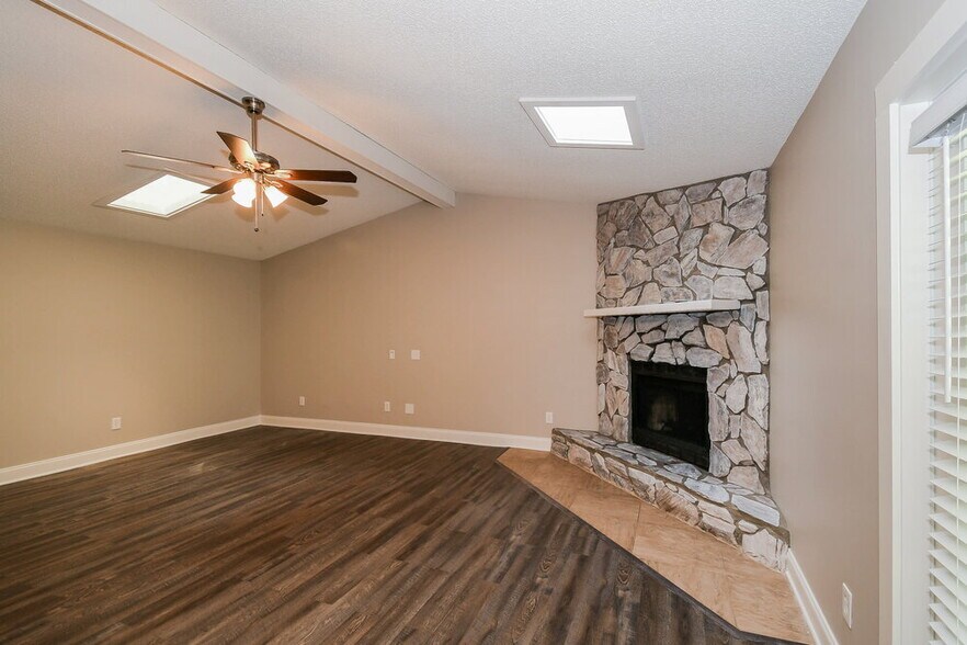 Building Photo - 6020 Pine Ave