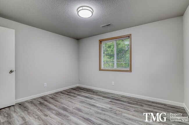 Building Photo - Spacious 4 Bedroom/2.5 Bath Hazell Dell Home!