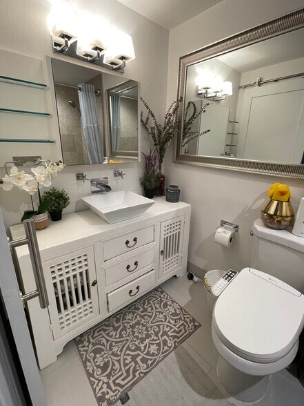 Building Photo - 612 S Barrington Ave