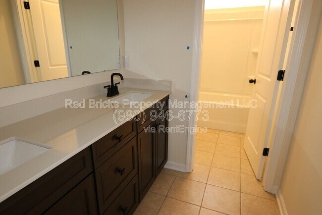 Building Photo - 17712 Summers Walk Blvd